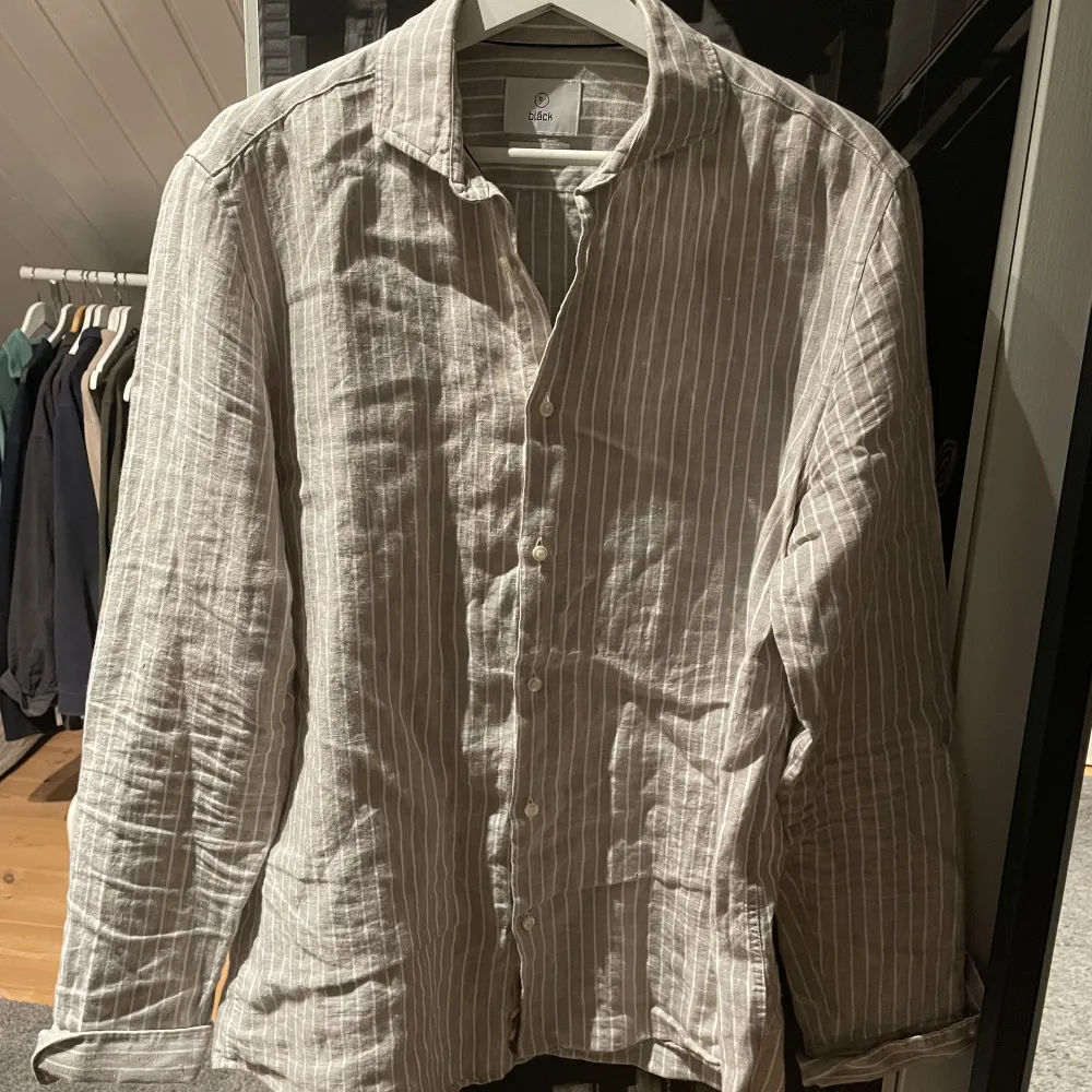 Långärmad linneskjorta från Bläck, skick 9/10.. Skjortor.