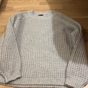 Stickad tröja.  - Säljer i ny skick. Alldrig använt.