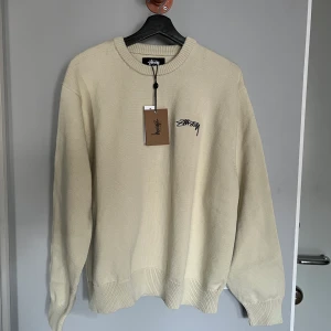 Stüssy stickad tröja - Superfin stickad tröja från Stüssy som är köpt i höstas, tyvärr har den inte kommit till användning så därför säljer jag! Lappen sitter fortfarande kvar så den är endast testad 💖