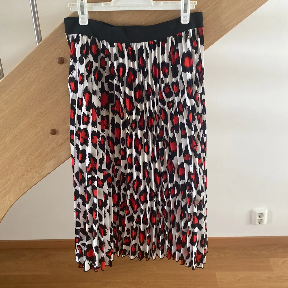 Plisserad kjol från voyelles, perfekt till våren/sommaren ☀️passar en S/M.. Kjolar.