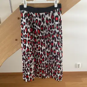 Plisserad kjol från voyelles, perfekt till våren/sommaren ☀️passar en S/M.