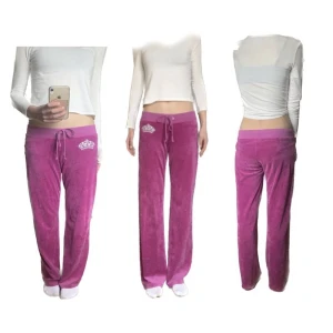 lågmidjade y2k juicy byxor! - lägger ut dessa jättesnygga juicy byxorna igen då de inte används 🫶🏻 strl xs men passar nog s också! själv är jag 174cm lång. skriv för mer bilder/mått! 💗💗