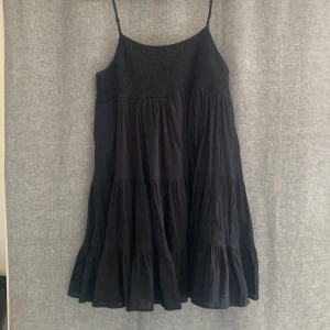 Volangklänning zara  - En svart volangklönning från zara i strl M men som passar mig som brukar ha S, använd en säsong köpt förra året💞kontakta vid frågor/fler bilder Nypris:400kr