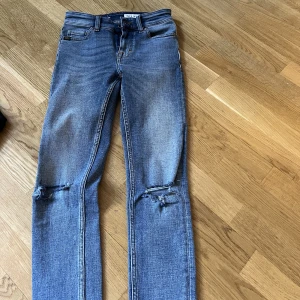 Tiger of sweden - Tiger of sweden jeans med hål på  knäna! Supersnygga. Storlek 25/30