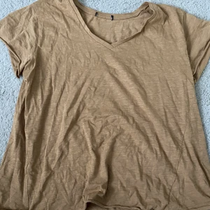 V-ringad beige tröja  - Beige v-ringad t-shirt i storlek medium💞hör av dig vid intresse