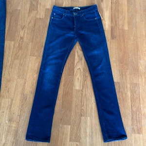 Acne jeans  - Ett par skitsnygga acnejeans som passar både tjejer och killar. Skick 9/10 inga synliga skador eller defekter. Hör av er om ni är intresserade!