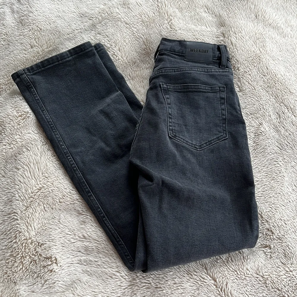 Superfina Lågmidjade gråa jeans i storlek 25/30 från weekday. De är i bra skick och är mycket fina i färgen, de är sparsamt använda och behöver en ny ägare :) modellen är twig!. Jeans & Byxor.
