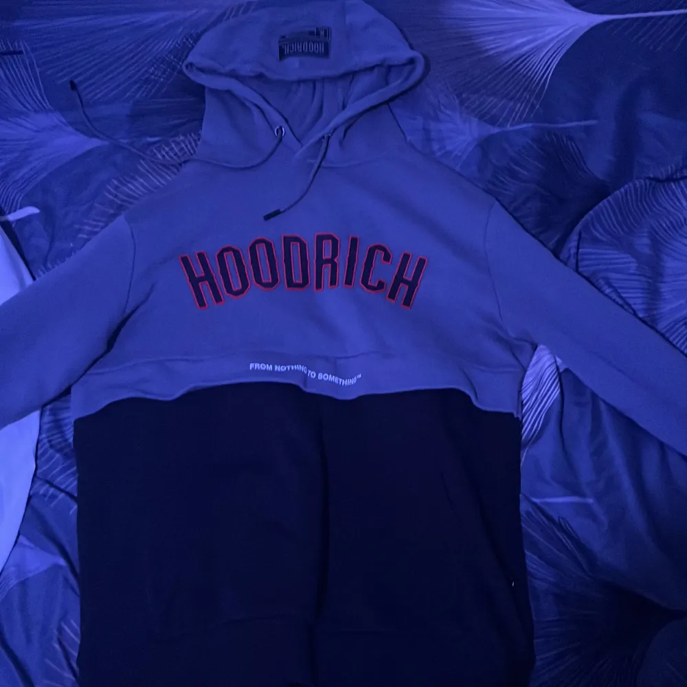 Säljer en hoodrich tröja/hoodie i storlek M i väldigt bra skick använd 3-4 gånger säljer för den inte passar längre. Hoodies.