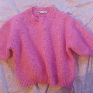 Stickad tröja  - Superfin tröja ifrån zara som knappt har använts. Säljer den då den nästan aldrig har kommit till användning och den är inte helt min stil💗