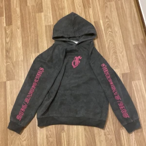 Oversized hoodie - Intressekoll på min nästan helt oanvända hoodie. Det är storlek L eller XL och passar perfekt som oversized på mig som har S, kan även skicka bilder på hur den ser på. Skriv gärna om ni har frågor 😊