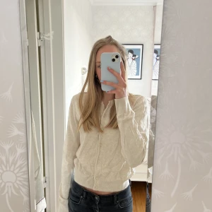 Stickad kofta - Stickad kofta från hm💕 bra skick! Hör av er vid funderingar!