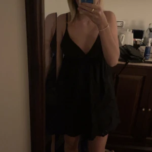 Zara kläning  - Jag säljer min super fina klänning som är i Nyskick. Den är i storlek xs men passa s också, samma mönster som på den vita på andra sidan+ en detalj under bröstet. Det är även shorts inbyggt i klänningen, men går lätt att fixa så de är utan shorts