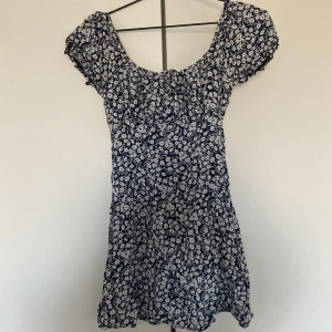 Blommig klänning - Kort mörkblå klänning från Shein, knäpps med dragkedja på ryggen 