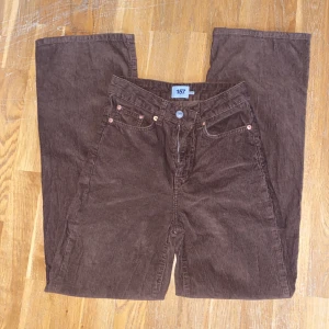 Bruna Manchester Jeans - Bruna Manchester Jeans från lager 157. Använt fint skick. Hög midja. Tajt till låren - utsvängda ner mot foten.