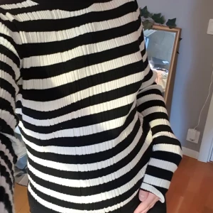 Långärmad tröja - Har aldrig kommit till användning men är relativt ny och i väldigt bra skick💕