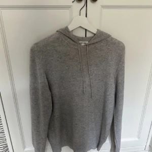 Soft goat hoodie - Tja, säljer nu denna Softgoat hoodien i nyskicka som är i storlek S. Hoodie är anvönd Max 3 ggn, ingen flaw eller någon slags deffekt på den. Skriv flr fler frågor