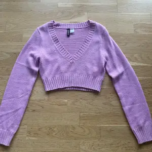 Rosa HM divided tröja. Ser mer lila ut på bilden men är rosa i verkligheten!💞