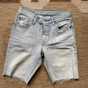 Levis 501 shorts - Avklippta Levisshorts som såklart kan klippas kortare om man vill! W24