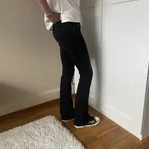 Skit snygga midrise/Low Rise svarta bootcut jeans med ett hål💕är 175 cm