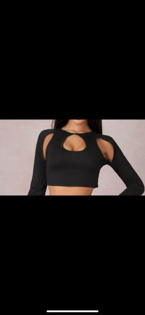 Yk2 topp - Jätte fin topp dom tyvärr är för liten för mig, den är i väldigt bra skick då den bara använd fåtal gånger. 