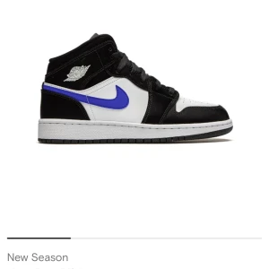 Jordan 1 mid black racer blue white - Säljer dessa superfina jordan 1’s då de inte kommer till användning mer. Storleken på skorna är 37,5! Nypris är ungefär 2800kr och säljer dessa för 850 då de inte är i nyskick. 