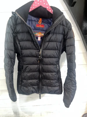 Para jumper Storlek S - Säljer min svarta para jumper storlek S pga  att den inte passade. Den är äkta och nästan helt oanvänd priset kan diskuteras i dm. Det finns ingen dragkedja på ena sidan men fungerar perfekt endå 