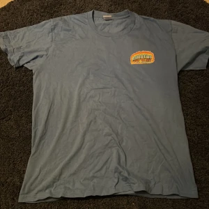 Supreme t-shirt - Tja tja. Köpt denna 2020. Använd runt 5 gånger. Väldigt bra skick 10/10. Har kvitto om man vill se det. Last sale 900kr på stock X Priset går att förhandla om man vill mötas