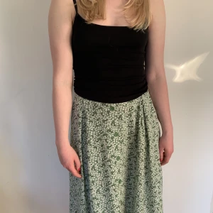blommig kjol - söt blommig grön kjol ifrån monki 💗
