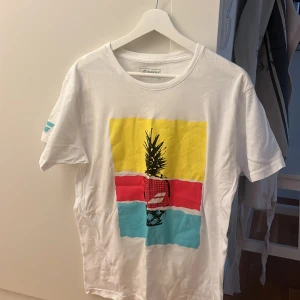 tränings t-shirt  - vit babolat t-shirt med tryck i mitten, väldigt bra skick