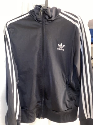 Adidas tröja - Nästan aldrig använt, super skick. Den är i storlek L men skulle säga att den passar M