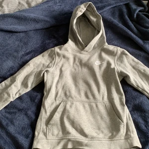 Nike Hosdie - Nike tröja inte använd så mycket, bra sick 