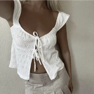 SÖT TOPP - Säljer denna söta toppen från gina tricot som jag köpt här på Plick men som tyvärr var för stor för mig. 