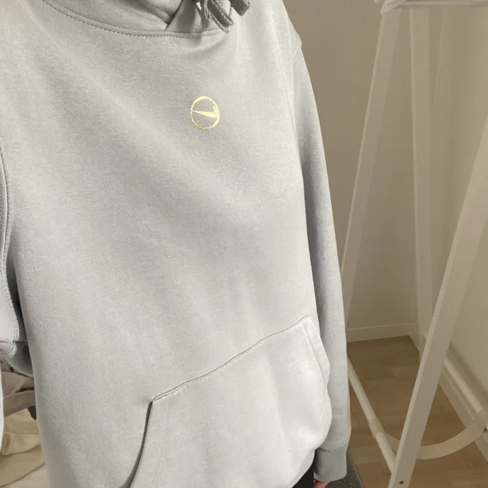 Grå/blå Nike hoodie med guldig nike-logga i storlek xs. Knappt använd och i fint skick. . Hoodies.