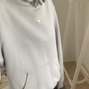 Grå/blå Nike hoodie med guldig nike-logga i storlek xs. Knappt använd och i fint skick. 