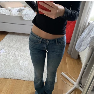 Crooker jeans - Lågmidjade crooker jeans. De är lite långa på mig därav har slitning nere vid hälen. Nypris 999.