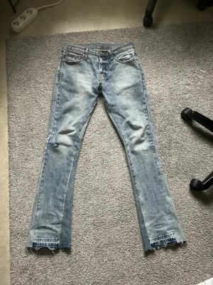 Mnml Flared Jeans  - Säljer mina byxor från mnml eftersom dom ej passade mig. Bara provat på så dom är nästan helt nya. (Nypris: 800)