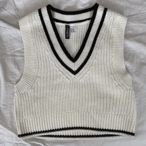 Söt H&M väst😻 - Jätte fin vit väst😻I ny skick, säljer för att det inte är min stil längre❤️Skriv för fler bilder