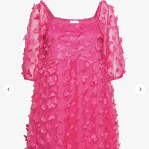Säljer denna extremt fina klänning som jag tänkte ha på dop men som tyvärr inte passade. Det är xs. Jag säljer den för 700 och kan mötas upp i malmö. Annars står köparen för frakt 