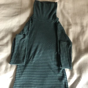 Turtle long sleeves shirt  - Säljer denna turtleneck pga att den inte används längre 🫶🏽 väldigt bra skick! :)
