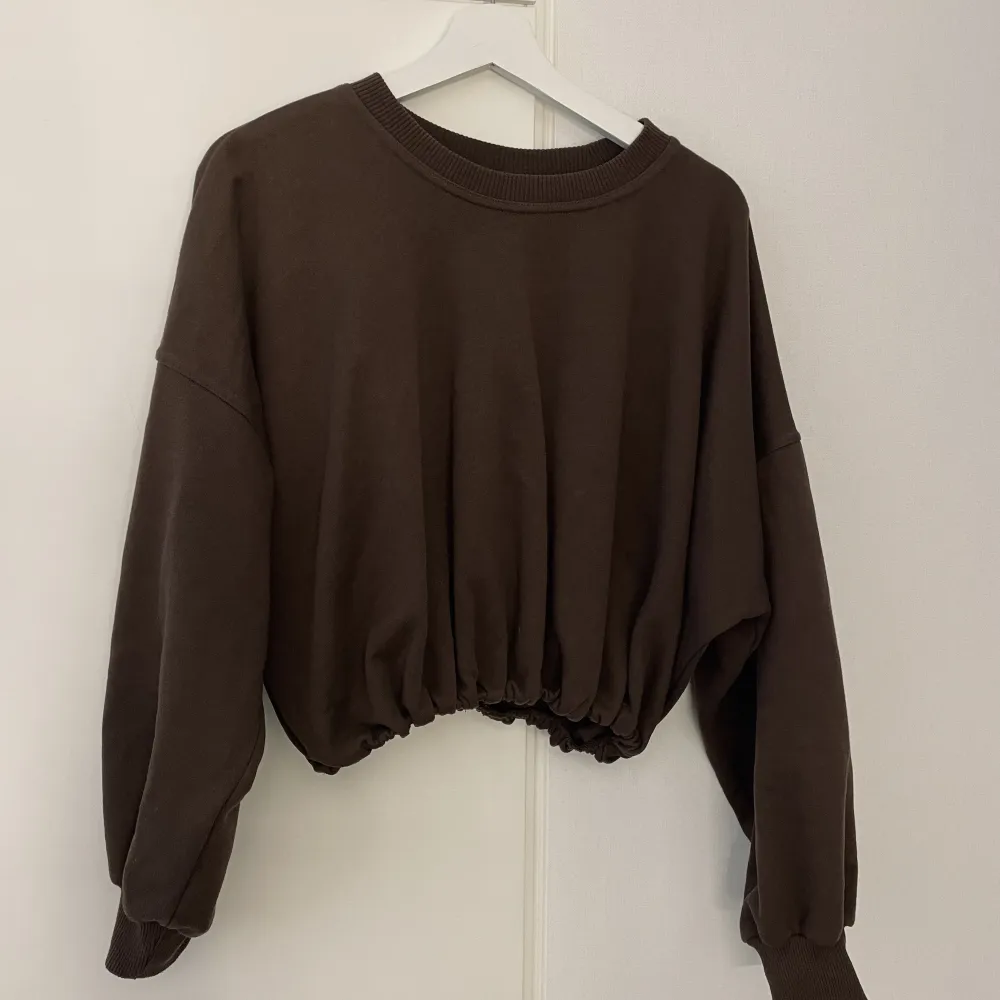 En snygg brun tröja ifrån zara. Men en stretchig detalj. Stl s men passar även fint på en m.. Hoodies.