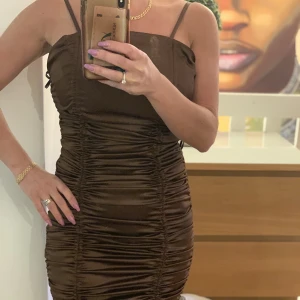 Klänning brun - Snygg klänning i brunt  Storlek s