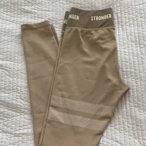 Tränibgstights - Träningstights från Stronger. Aldrig använda.