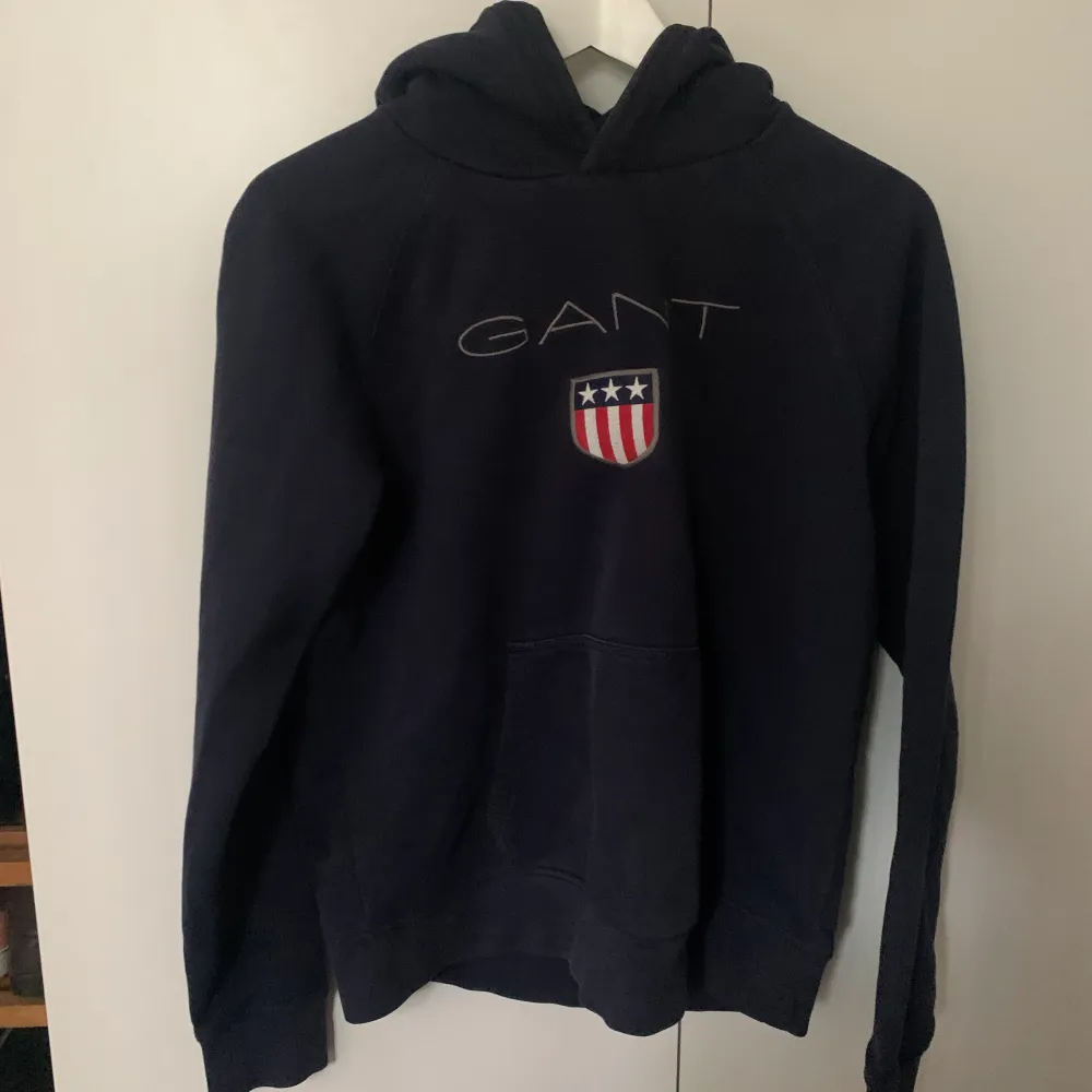 Gant hoodie, skick: 9/10. Väldigt sällan använd. Säljer den för att den inte passar längre.. Hoodies.