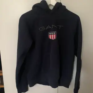 Gant hoodie, skick: 9/10. Väldigt sällan använd. Säljer den för att den inte passar längre.