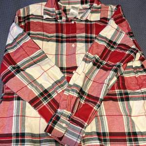 En rödrutig pyjamas tröja från hm i strlek S. Är oversize så passar även folk i storlek M, bra skick.