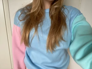 Färgglad sweatshirt  - En färgglad sweatshirt med rosa och turkos ärmar, andvänd typ 2gånger 