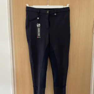 Helt nya ridbyxor från Hansbo sport! - Säljer ett par helt nya byxor från Hansbo sport, endast testade. Tror nypris är ca 399kr, men jag väljer att sälja för 200kr 🥰 Byxorna är 3/4 skodda i konstskinn.