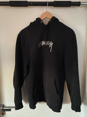 Stussy Hoodie - Svart stussy hoodie i storlek M.   Är i det mindre laget så passar någon som är S/M bäst