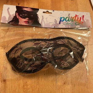 Maskerad mask - Helt oanvänd snygg maskerad mask! Den levererades försent så nu vill jag sälja vidare den.