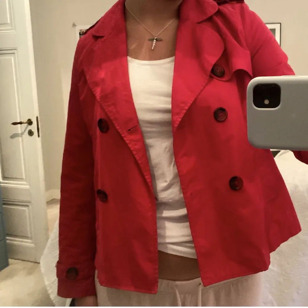 Säljer denna super snygga röda trenchcoat jackan då den är för lite för mig!☺️Super bra skick! Kontakta mig för fler❤️❤️. Jackor.